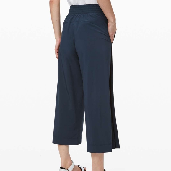 Lululemon Wanderer Culottes in true navy size 10 like new - Picture 3 of 14